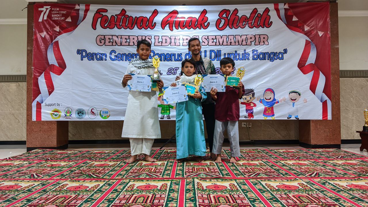 Penyerahan Hadiah Festival Anak Sholih Remaja LDII PC Semampir pada Jumat (2/9).
