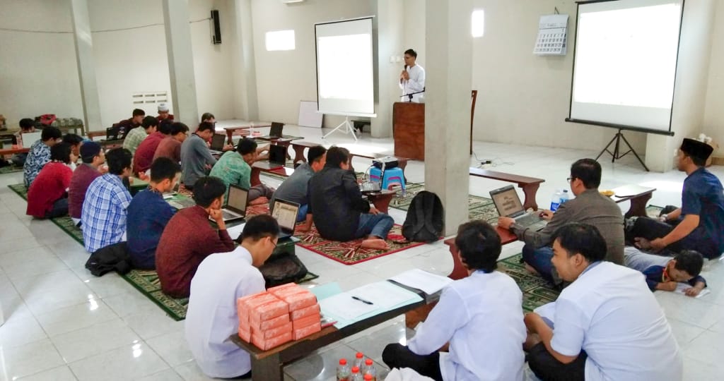Mencetak Kader Generasi Penerus yang Berkompeten Melalui Pelatihan Maktabah Syamilah