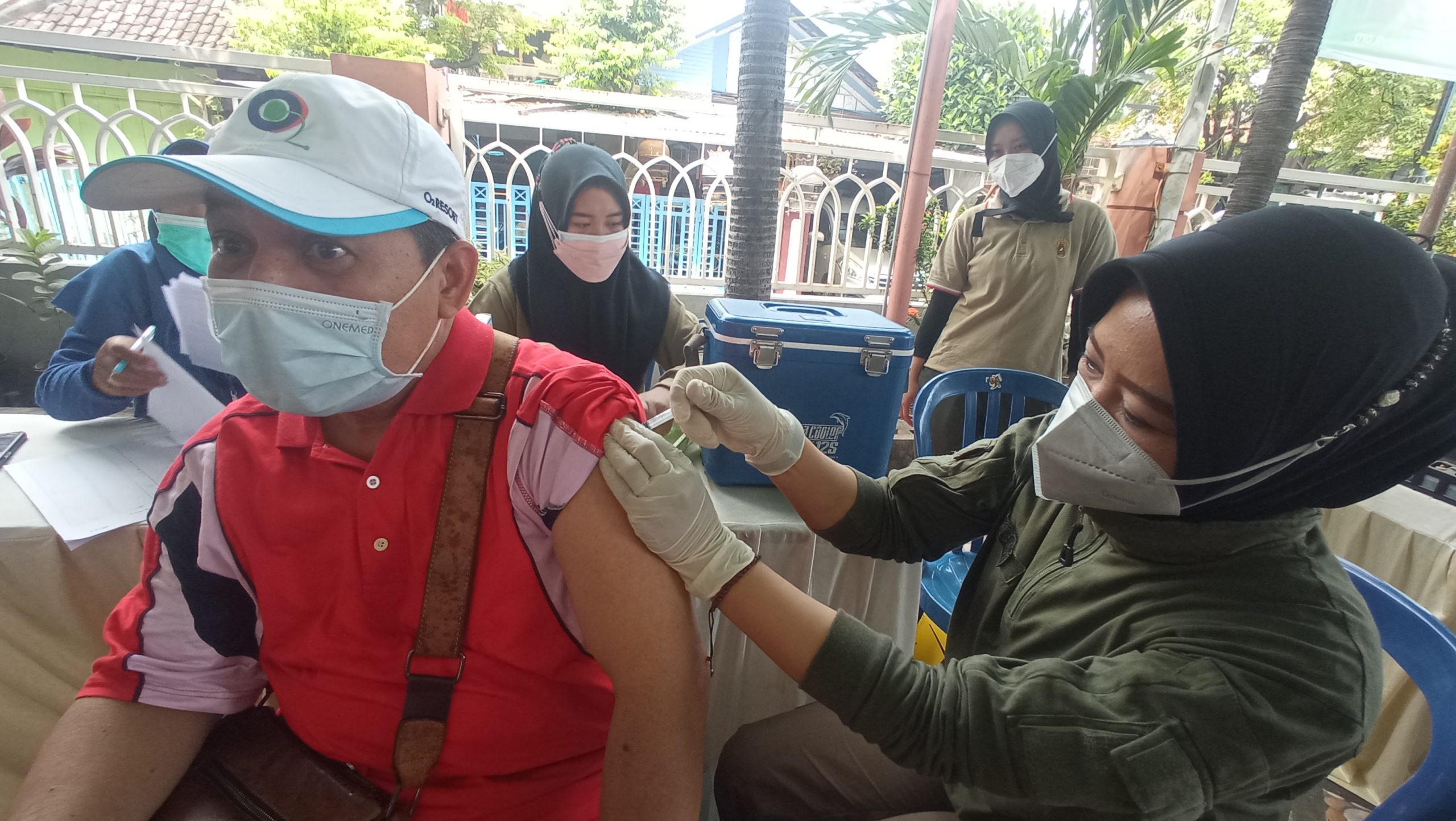 Pelaksanaan Vaksin Booster atau Vaksin Dosis Ketiga yang diadakan pada Minggu (10/4) di Halaman Masjid LDII Baiturrahman, Sidonipah.