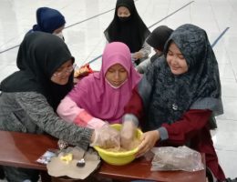 Acara Cooking Class dengan tema Masakan Cokelat Ala Keputrian (MACAN) yang diadakan oleh Remaja Putri PC LDII Semampir pada Minggu (7/8) di Masjid At-Taqwa.
